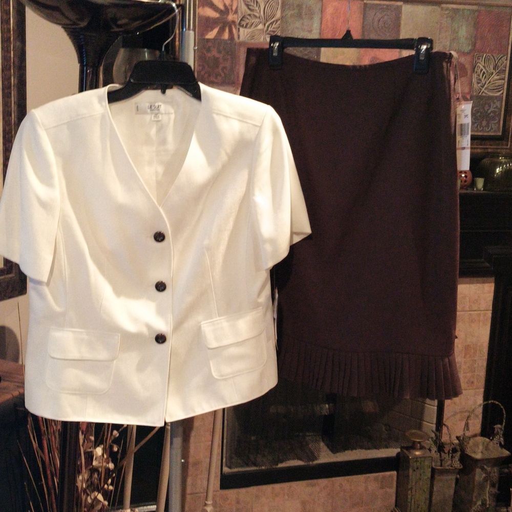 FINAL PRICE NWT Le Suit White/Brown 2-pc Skirt Suit w Brown Buttons/Pleated Hem